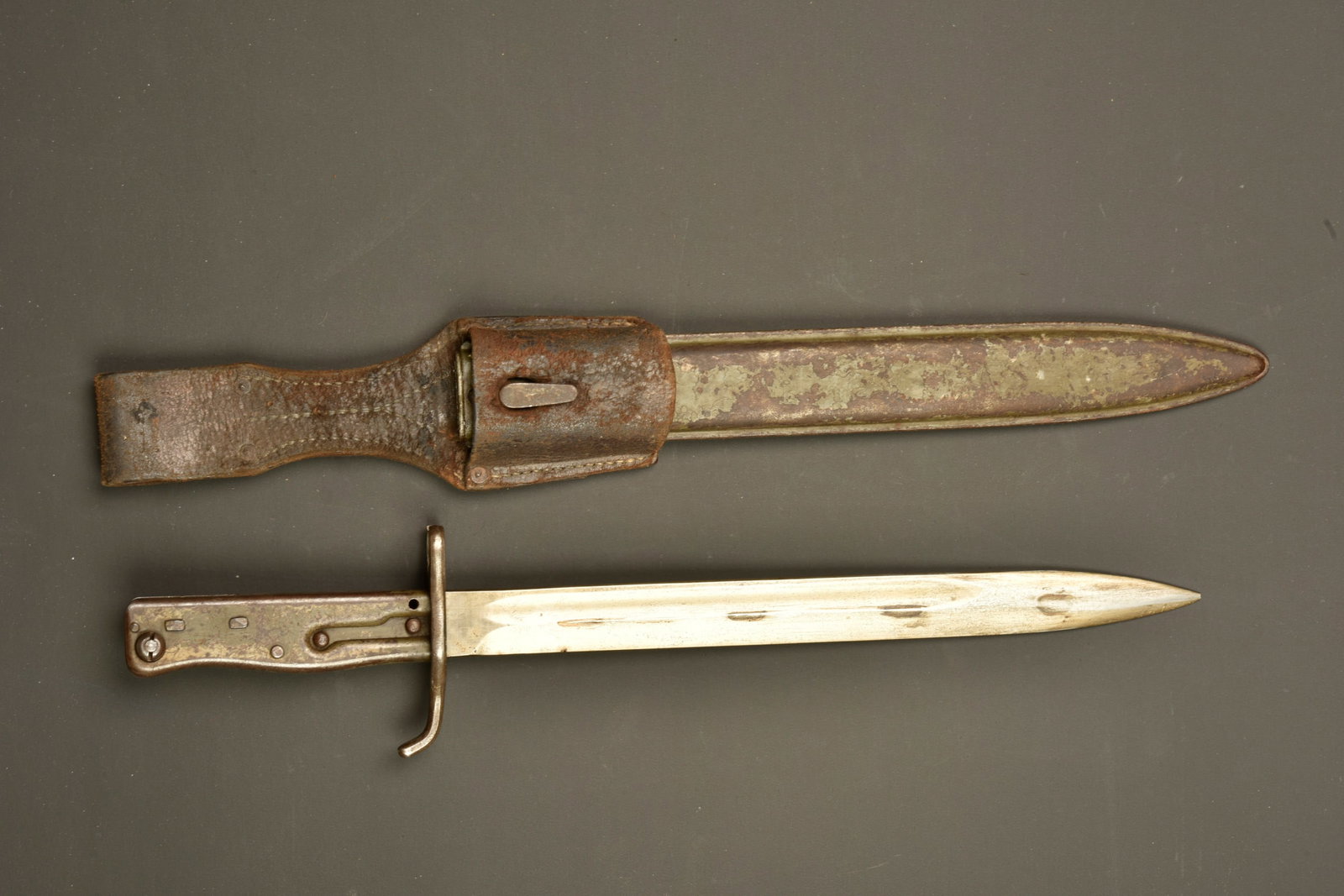 Baionnette ersatz avec porte fourreau. Ersatz bayonet with frog.: Baionnette ersatz avec porte fourreau. Baionnette ersatz EB47. Tres belle lame. Poignee metal, emboutie, avec encore une partie de sa peinture feldgrau. Bouton ressort fonctionnel. Fourreau fer avec r