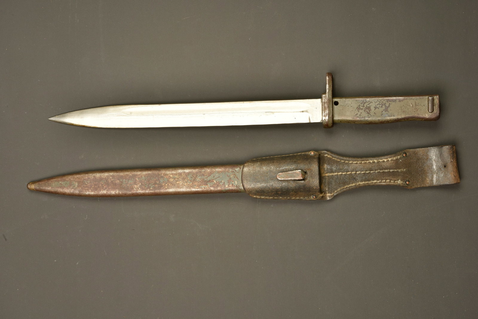 Baionnette ersatz avec porte fourreau. Ersatz bayonet with frog.: Baionnette ersatz avec porte fourreau. Tres belle lame avec poincon imperial couronne. Poignee metal avec encore une partie de sa peinture feldgrau. Bouton ressort fonctionnel. Fourreau fer avec reste