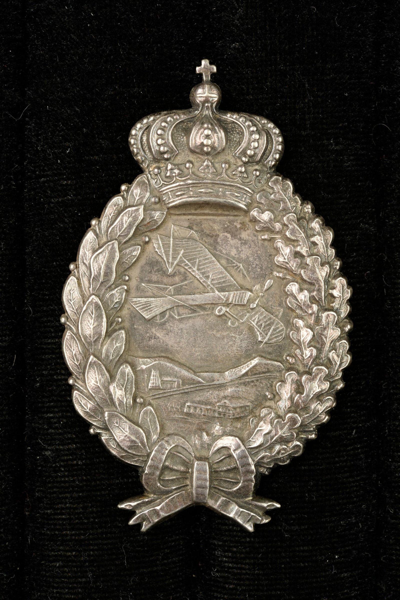 Insigne de pilote bavarois en argent. Silver Bavarian pilot badge.: Insigne de pilote bavarois en argent. Rare et bel insigne de pilote, Flugzeugfuhrerabzeichen, avec la couronne bavaroise. Le nombre de pilotes bavarois est faible durant la guerre. Fabrication creuse,