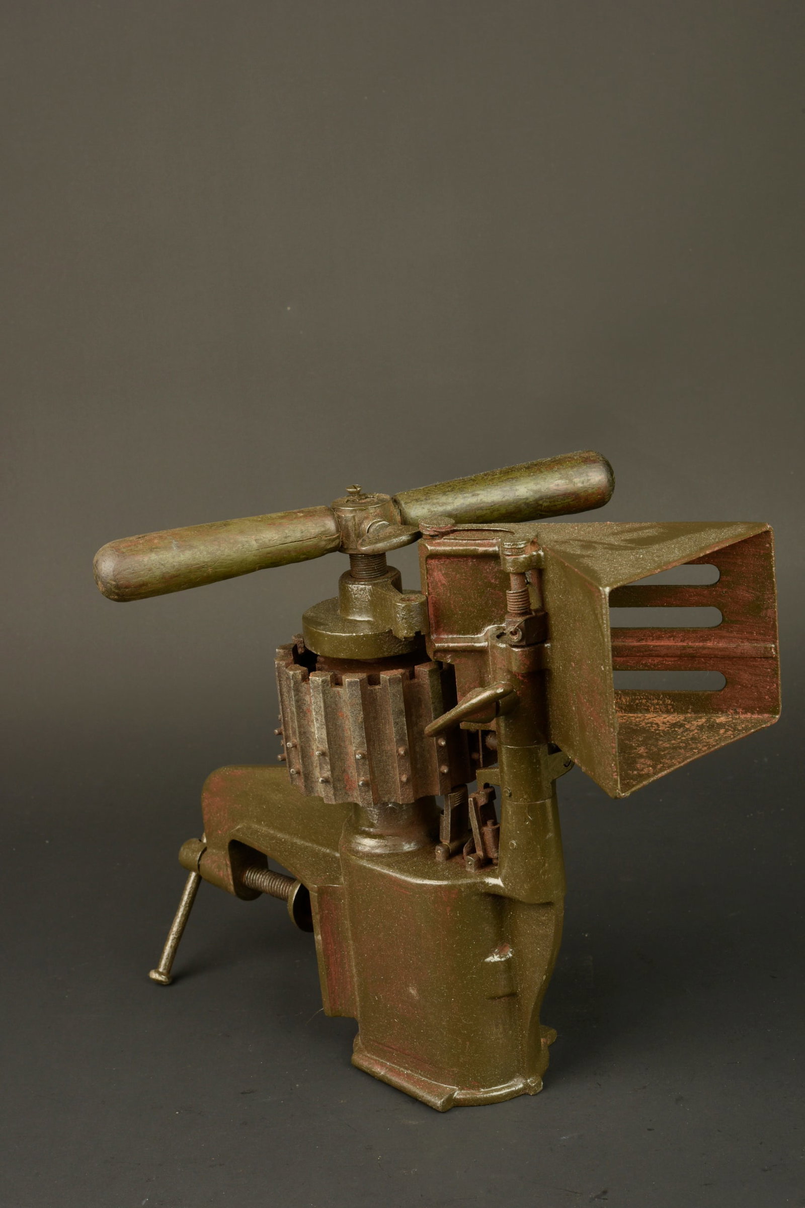 Machine a garnir les bandes pour MG08 Gurtfuller. Belt loading machine for MG08 ammunition belts, (1 of 7)