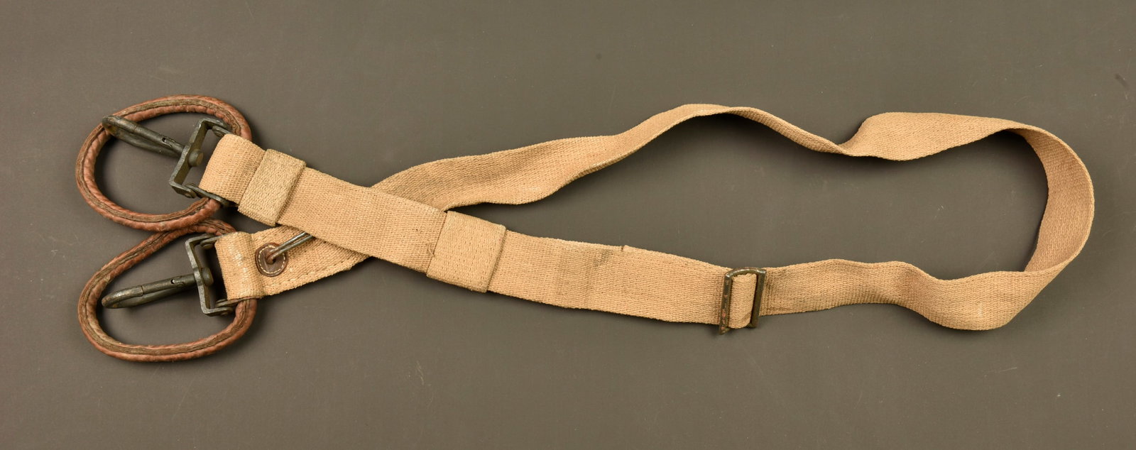 Sangle de mitrailleur MG08 ersatz en ortie. Ersatz MG08 machine gunner’s sling made of nettle: Sangle de mitrailleur MG08 ersatz en ortie. Couleur beige, avec son passant, son crochet, ses mousquetons en peinture feldgrau, ses anneaux gaines de cuir. Tampon de fabricant a l encre rouge. Fabrica