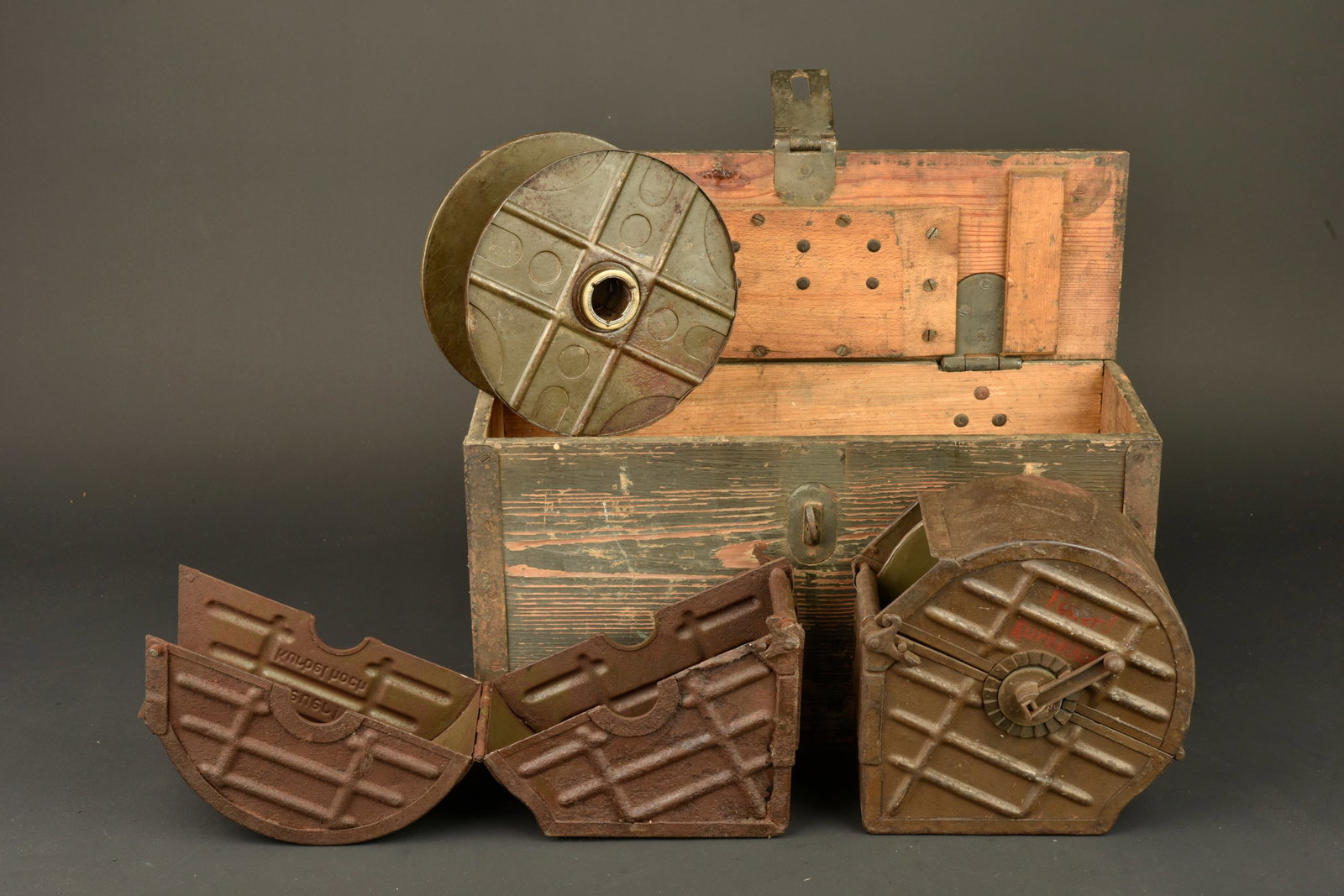Deux chargeurs tambour de MG08-15 dans leur caisse. Two MG08-15 drum magazines in their transport (1 of 9)