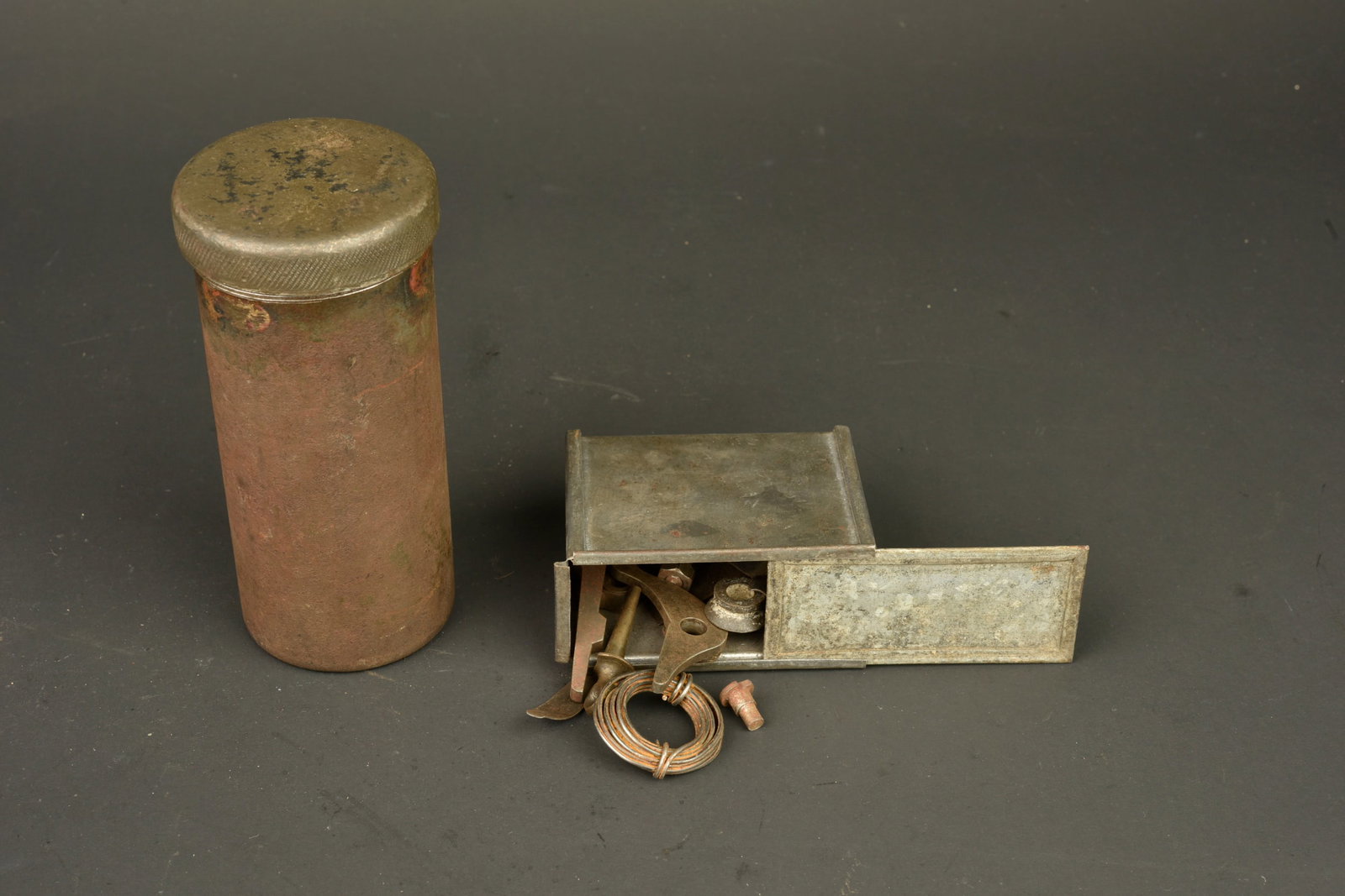 Accessoires MG08 et container de tir a blanc. MG08 accessories and blank firing container. (1 of 2)