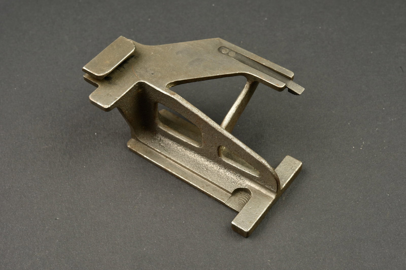 Support de chargeur tambour pour MG08-15. Drum magazine support for MG08-15. (1 of 4)