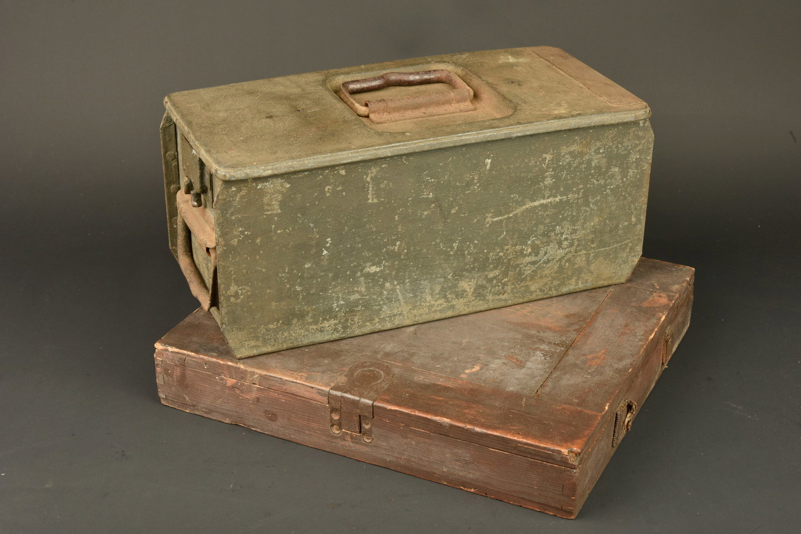 Caisse pour bandes de MG08 et boite a chiffons de nettoyage. MG08 ammunition belt box and cleaning: Caisse pour bandes de MG08 et boite a chiffons de nettoyage. Caisse double en metal pour bandes d alimentation de mitrailleuses MG08 et MG08-15, avec ses poignees, son separateur interne, fermoir fonc