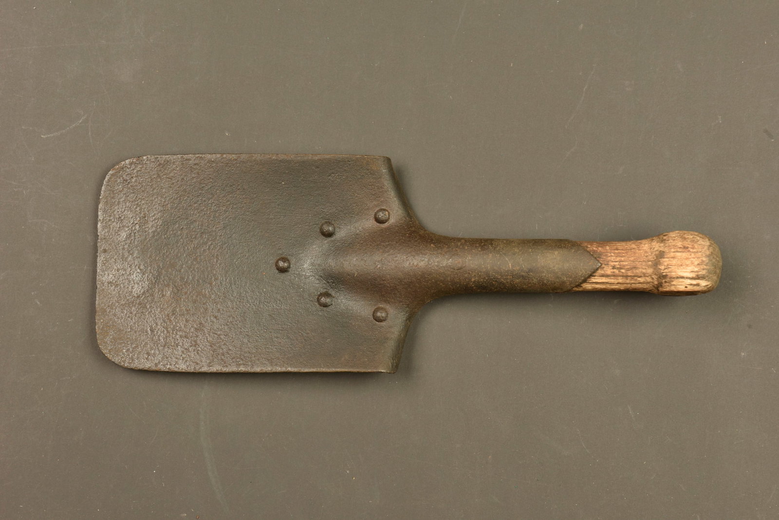 Pelle d un mitrailleur allemand du JR173 de Saint Avold - Metz. Shovel of a German machine gunner (1 of 2)