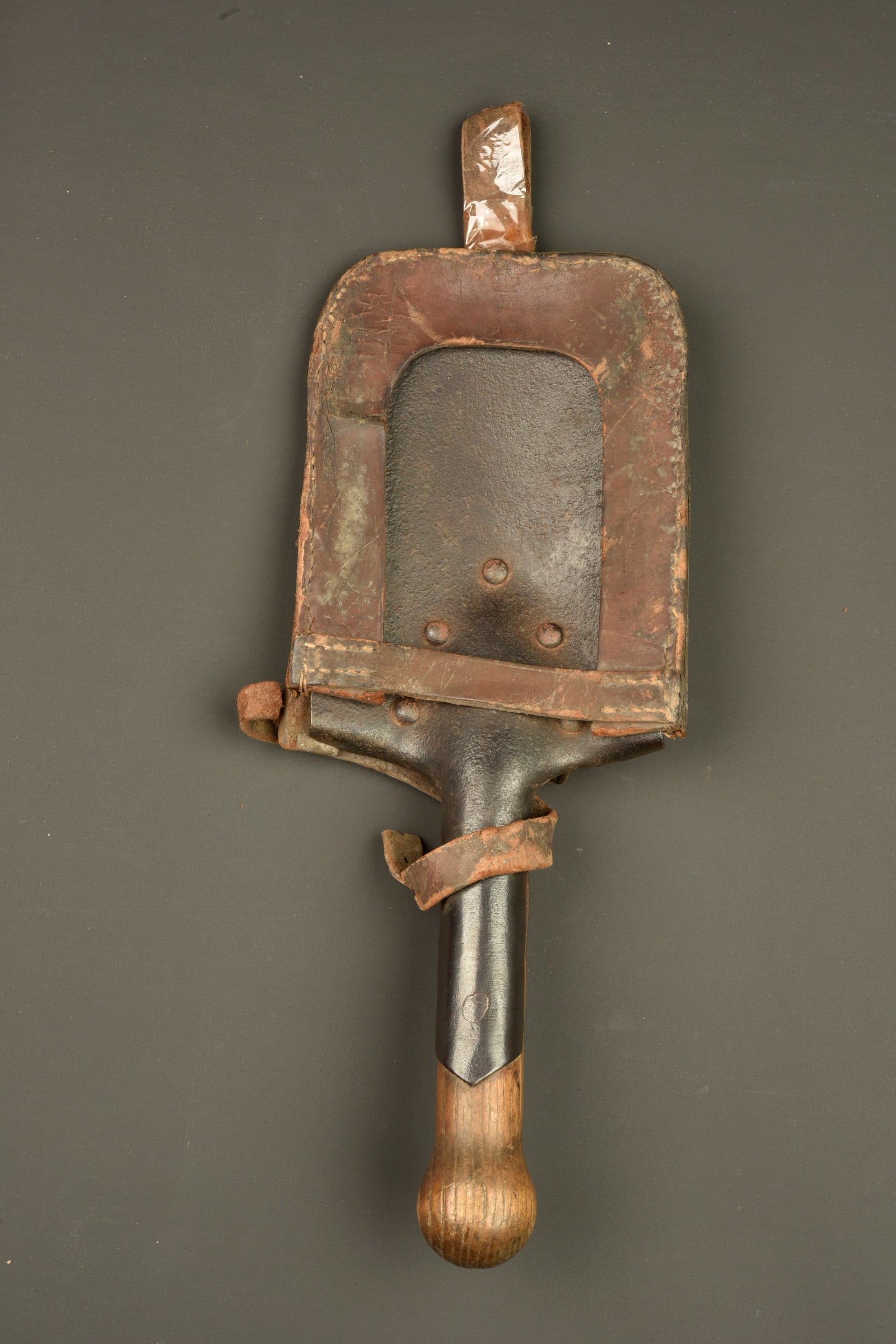 Pelle de mitrailleur allemand avec porte pelle cuir. German machine gunner’s shovel with leather: Pelle de mitrailleur allemand avec porte pelle cuir. Pelle droite, courte et etroite, du modele specifique aux mitrailleurs allemands, Le fer et le manche sont en bon etat, l attelle de renfort arrier