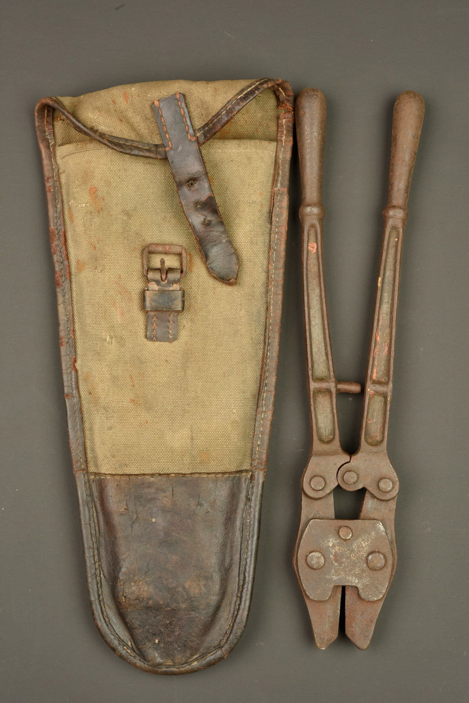 Pince coupante allemande dans son etui en toile. German wire cutters with canvas carrier: Pince coupante allemande dans son etui en toile. Pince entierement en metal, marquage DELTA, patine et oxydation. Dans son etui en toile feldgrau et cuir, complet de sa sangle de fermeture et de son p
