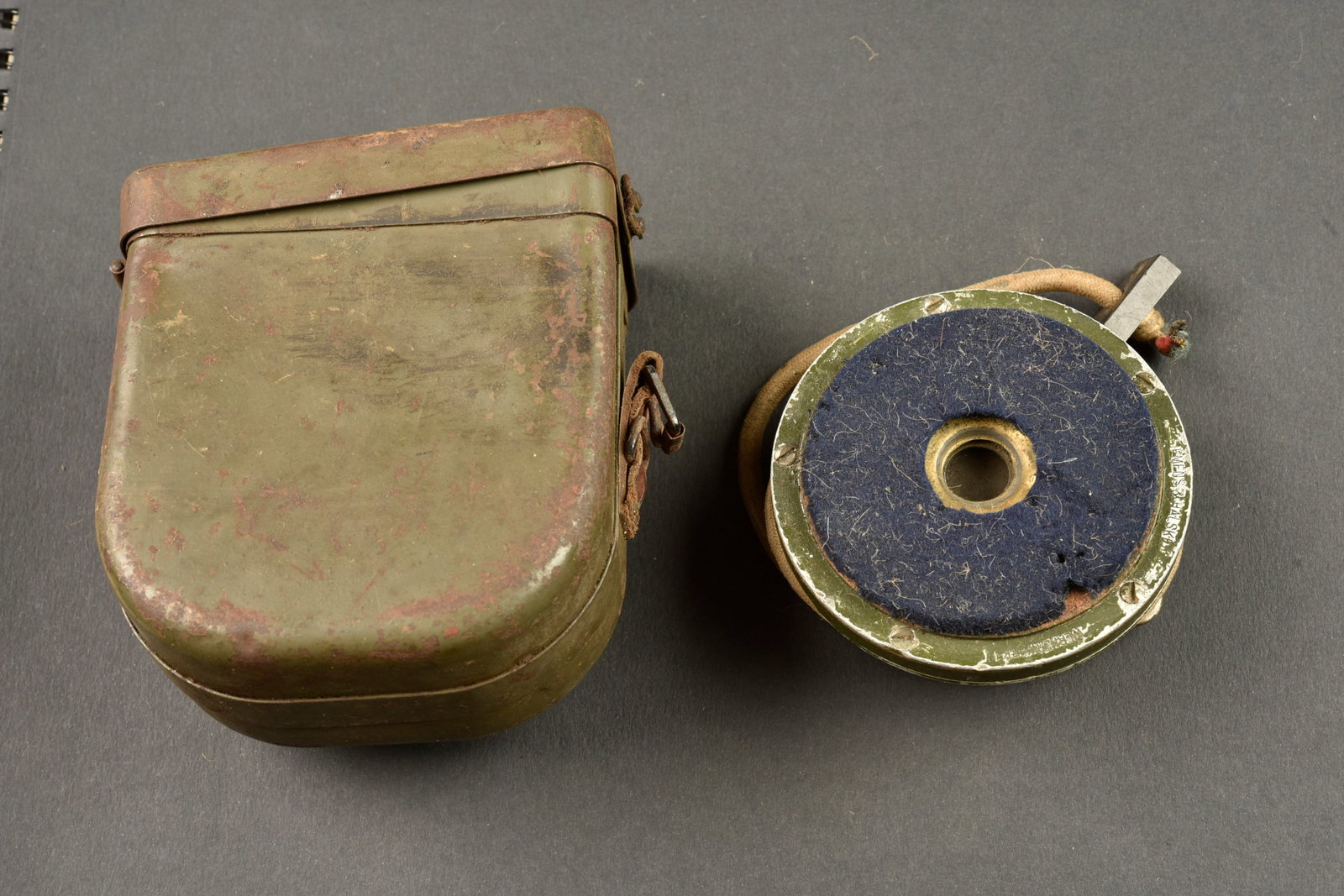 Ecouteur telephonique allemand dans son etui ersatz en fer. German telephone receiver in its ersatz (1 of 7)