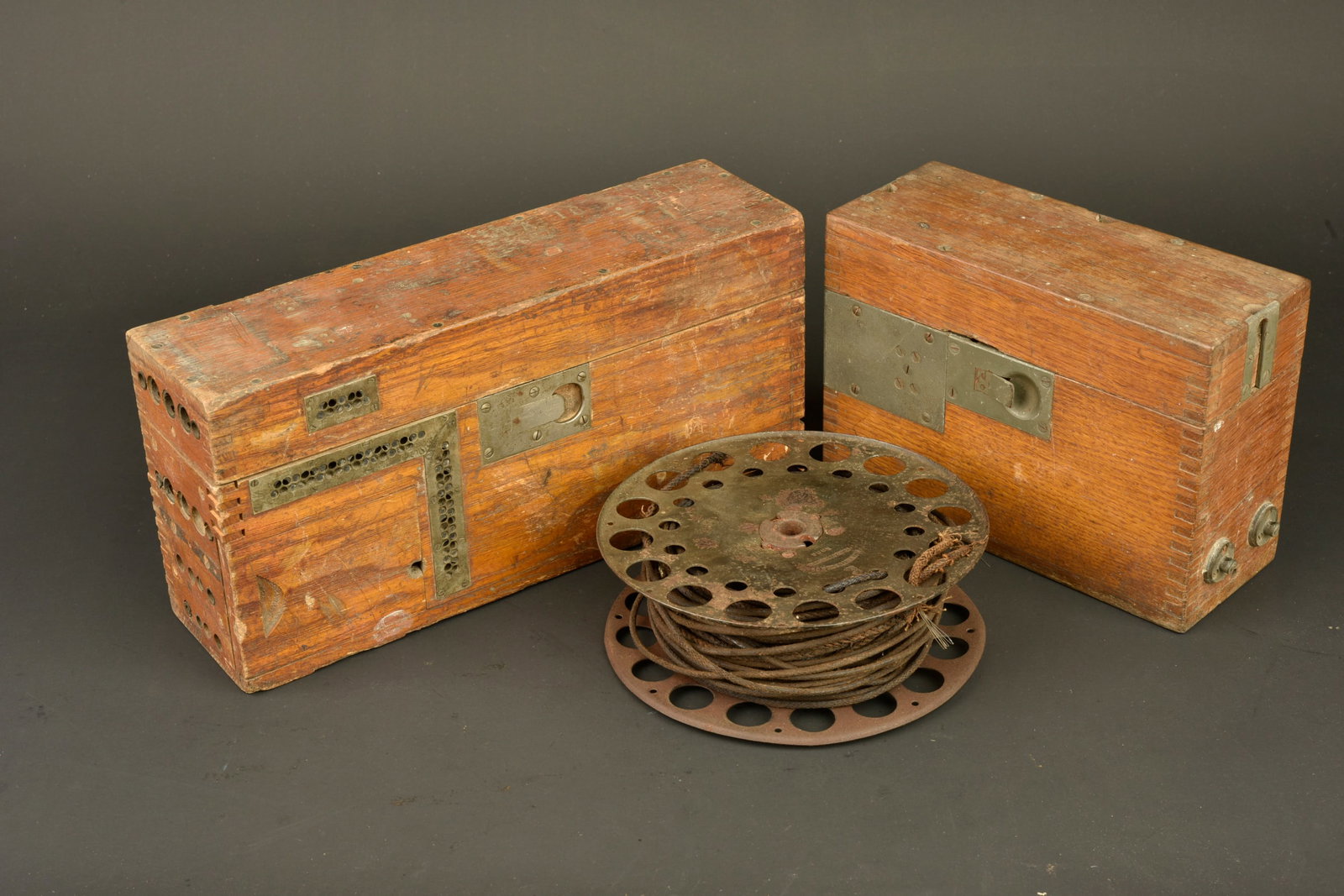 Boites a batteries allemandes et rouleau de cable pour telephonie. German battery boxes and cable: Boites a batteries allemandes et rouleau de cable pour telephonie. Lot compose d une boite a batterie Sprechbatterie, d une boite a batterie Armeesprechbatterie, vides, quelques manques au niveau des 