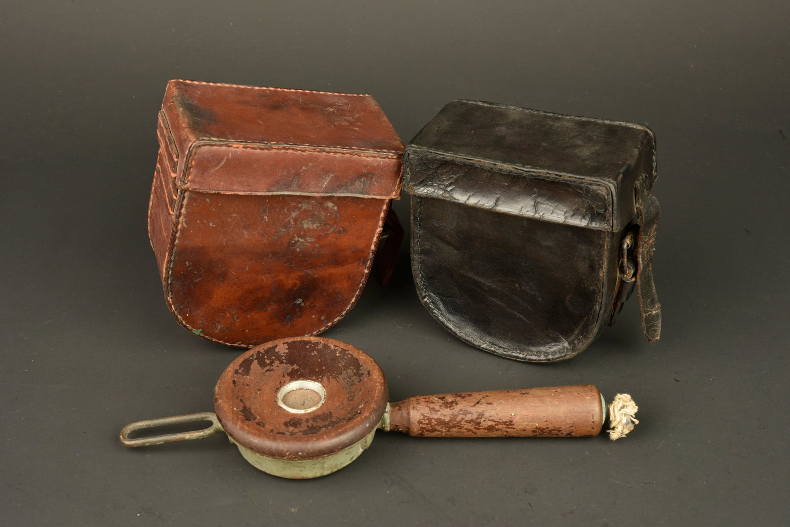 Etuis d ecouteurs et ecouteur telephonique allemands. German telephone receiver cases and telephone: Etuis d ecouteurs et ecouteur telephonique allemands. Un etui en cuir fauve, fabricant Forster Berlin, en bel etat. Un etui en cuir noirci fabricant Scholtz Spandau, egalement complet. Un ecouteur fel