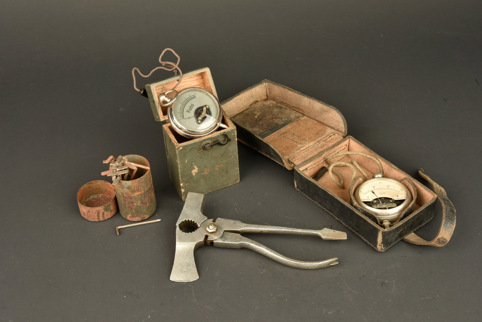 Ensemble d equipements de telephoniste allemand. Set of German signaler’s equipment: Ensemble d equipements de telephoniste allemand. Pince multifonctions marquee Stahl, decapee, un testeur de batteries dans son etui cuir, notice et verre manquants, un second testeur dans sa boite en 