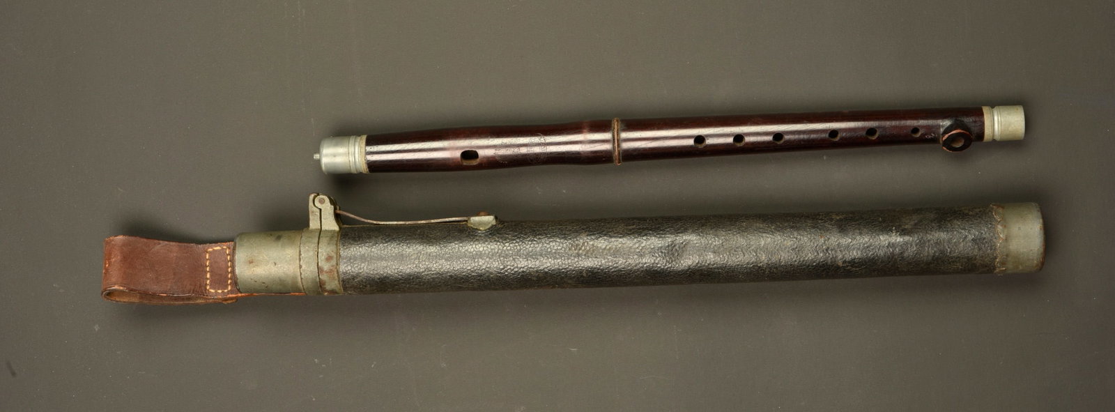 Fifre allemand avec son etui modele 1915. German fife with its Model 1915 case: Fifre allemand avec son etui modele 1915. Fifre avec logo aigle imperial et fabricant, en tres bel etat. Dans son etui modele 1915 a garnitures fer, patte en cuir datee 1917, en tres bel etat. German 