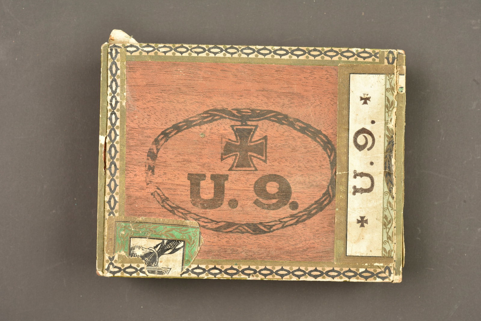 Boite de cigares a l effigie de Otto Weddigen et du sous marin U9. Cigar box bearing the image of (1 of 7)