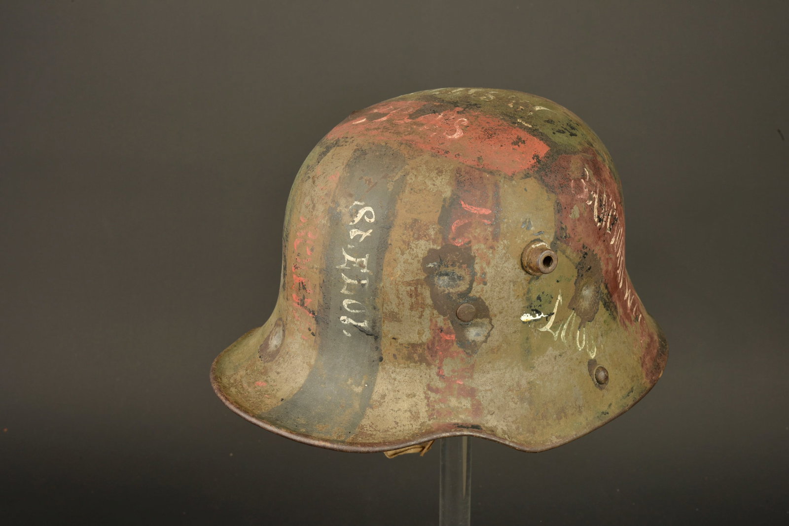 Stahlhelm camoufle capture par un canadien avec noms de batailles. Camouflaged Stahlhelm captured by (1 of 15)