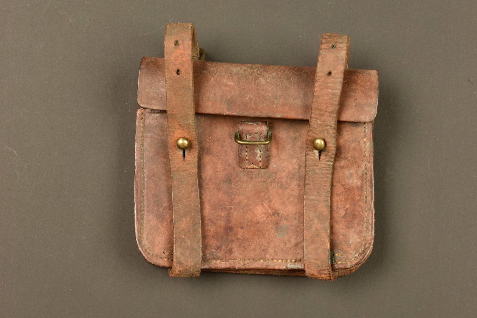 Cartouchiere canadienne 4e Battalion et porte baionnette. Canadian 4th Battalion ammunition pouch: Cartouchiere canadienne 4e Battalion et porte baionnette. Cartouchiere Oliver pattern 1916 du fabricant Todds de Markham Ontario en 1916. Nom et matricule sous le rabat au nom de D.F. Roy 911417 corre