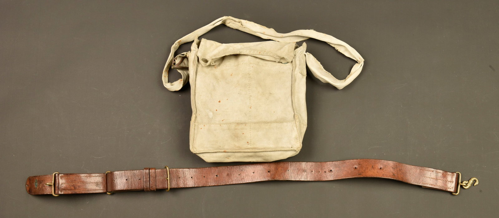 Ceinturon canadien Oliver Pattern et sacoche SBR pour masque anti-gaz. Canadian Oliver Pattern belt: Ceinturon canadien Oliver Pattern et sacoche SBR pour masque anti-gaz. Ceinturon canadien bien marque d un fabricant de Montreal et date 1914, incomplet et comportant des trous additionnels indiquant 