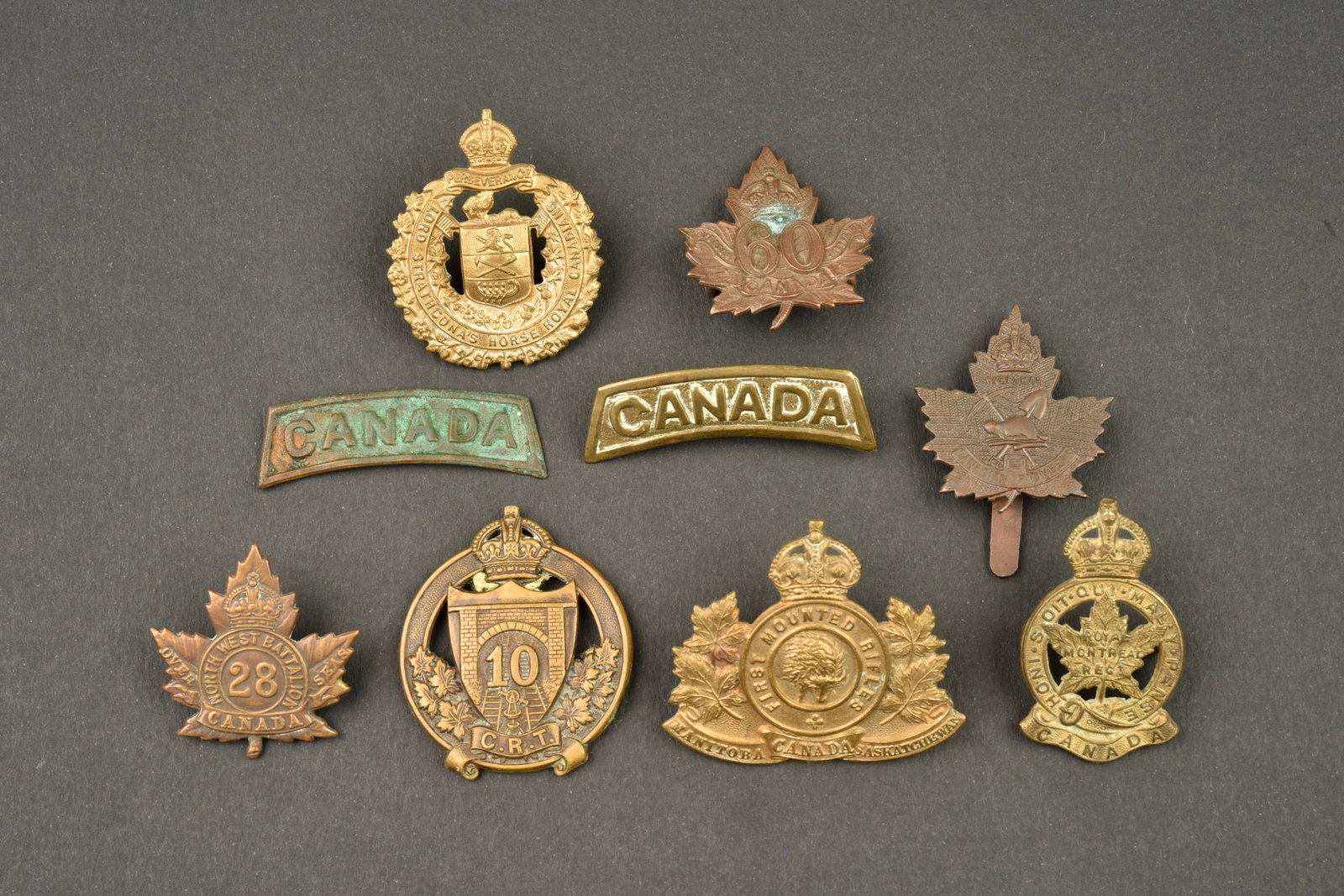 Lot de 9 insignes Canadiens. Lot of 9 Canadian badges (1 of 2)