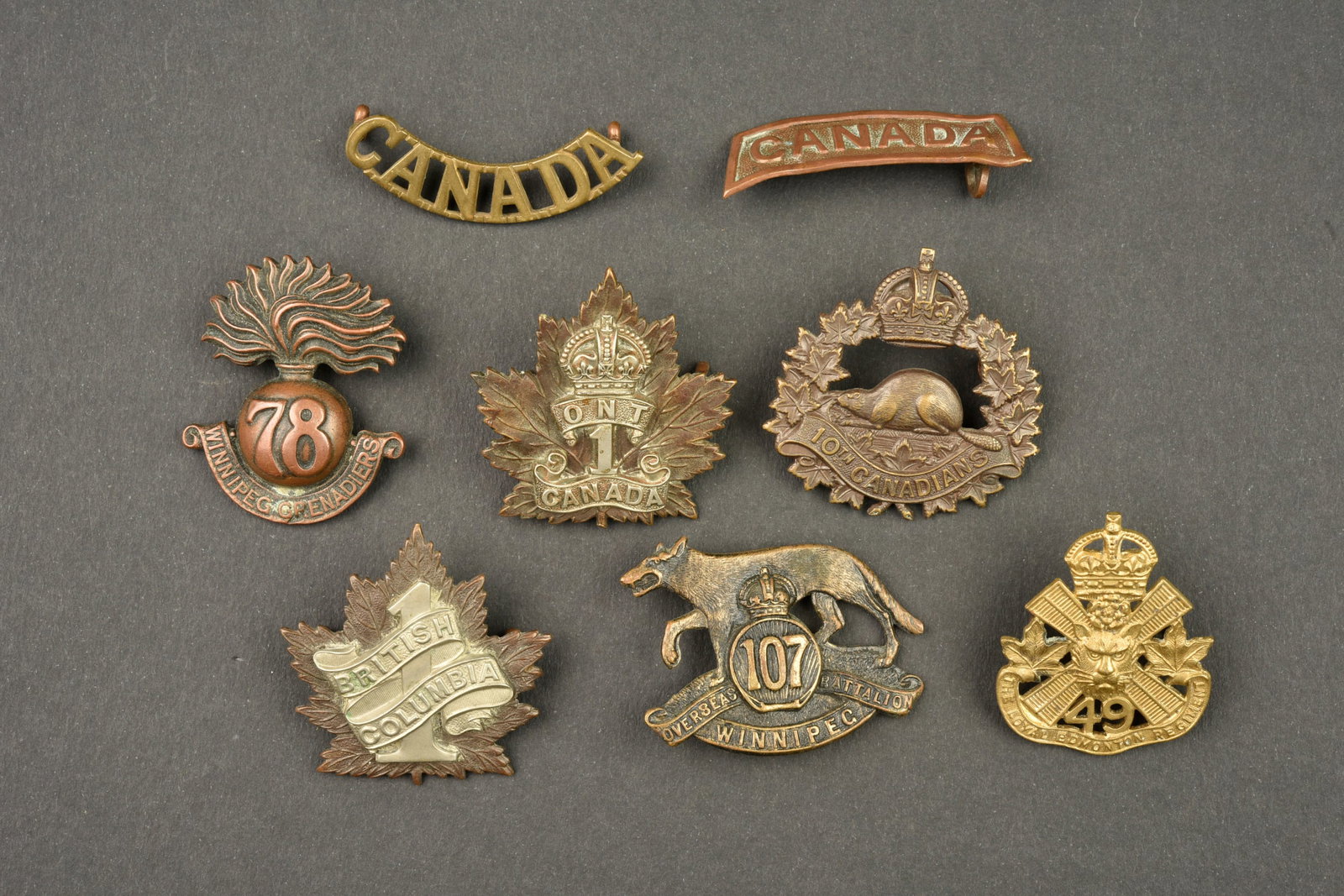 Lot de 8 insignes Canadiens. Lot of 8 Canadian badges (1 of 2)