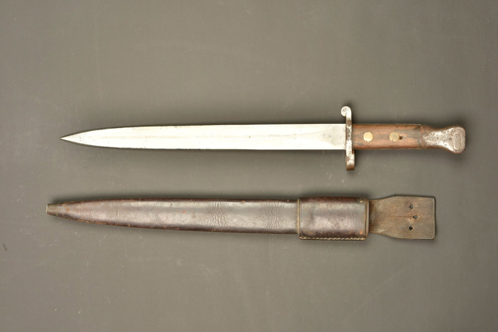 Baionnette anglaise 1888 avec fourreau 1903. British Pattern 1888 bayonet with Pattern 1903 scabbard: Baionnette anglaise 1888. Lame a double tranchant, plaquettes bois fixees par rivets laiton plats avec trou huileur. Pommeau regimente HLI pour Highland Light Infantry. Bouton ressort fonctionnel. Ave