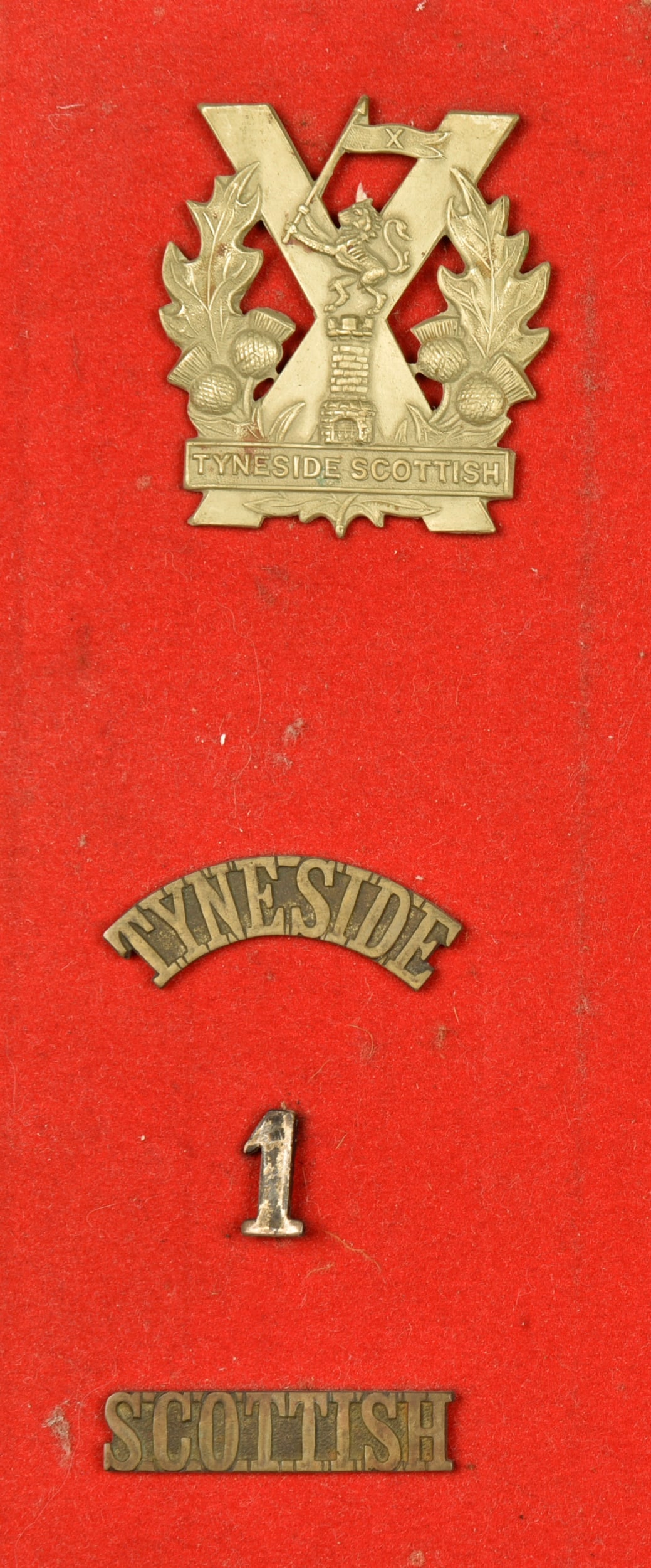 Ensemble d insignes du 1st Tyneside Scottish. Badge grouping of the 1st Tyneside Scottish: Ensemble d insignes du 1st Tyneside Scottish. Comprenant le cap badge et les 3 elements d epaule. Avec leurs attaches. Bel ensemble, patine, recupere par M. Bardiaux dans une tres vieille collection. 