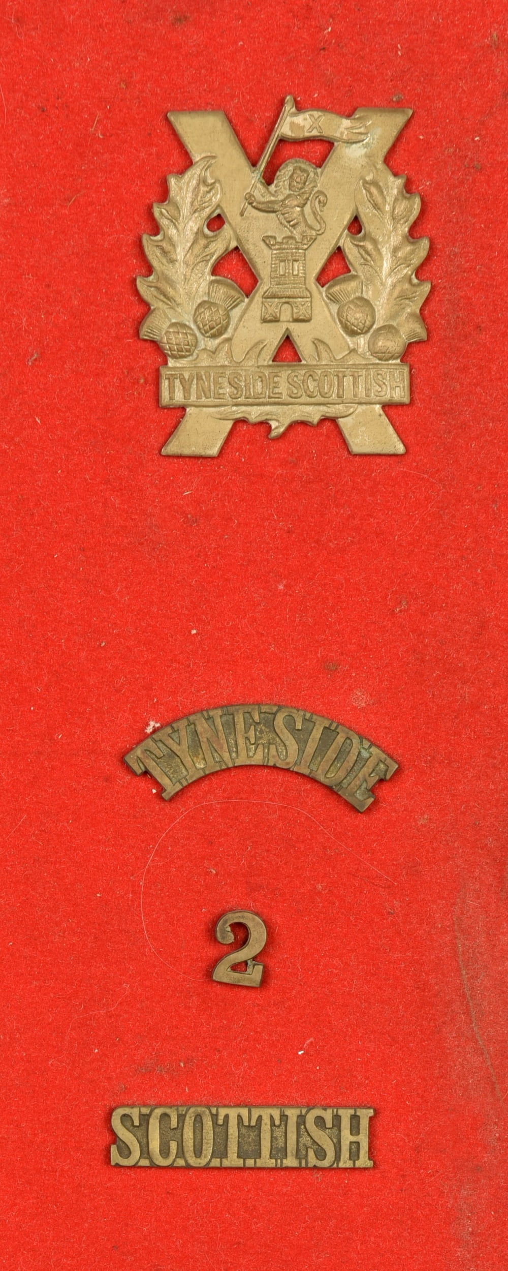 Ensemble d insignes du 2nd Tyneside Scottish. Badge grouping of the 2nd Tyneside Scottish: Ensemble d insignes du 2nd Tyneside Scottish. Comprenant le cap badge du 4e type et les 3 elements d epaule. Avec leurs attaches. Bel ensemble, patine, recupere par M. Bardiaux dans une tres vieille