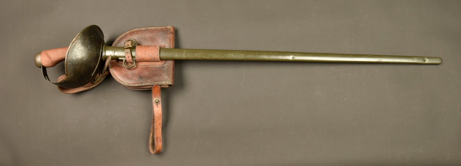 Sabre troupe de cavalerie anglais modele 1908 avec sa poche a fer. British Pattern 1908 cavalry: Sabre troupe de cavalerie anglais modele 1908. Poignee quadrillee, monture en fer, garde a coquille, fortement usees et nettoyees. Fine lame a dos plat et gouttiere, fabricant Wilkinson, datee 1915. F
