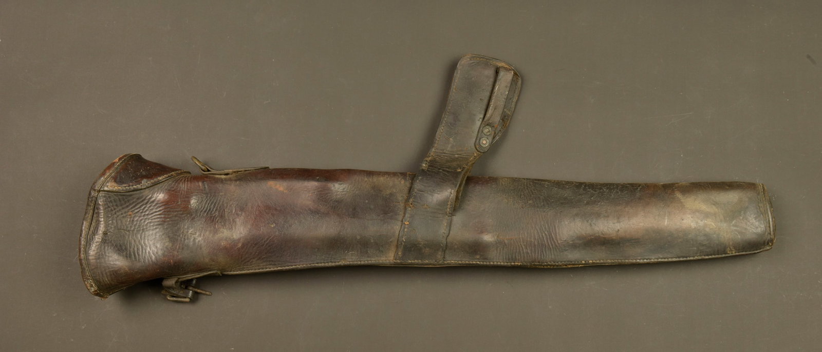Etui pour fusil Enfield de cavalerie anglaise. Holster for British cavalry Enfield rifle: Etui pour fusil Enfield de cavalerie anglaise. En cuir epais, marron, destine a porter le fusil SMLE a la selle pour la cavalerie anglaise. Restes de matricule ou marquage regimentaire a dechiffrer.