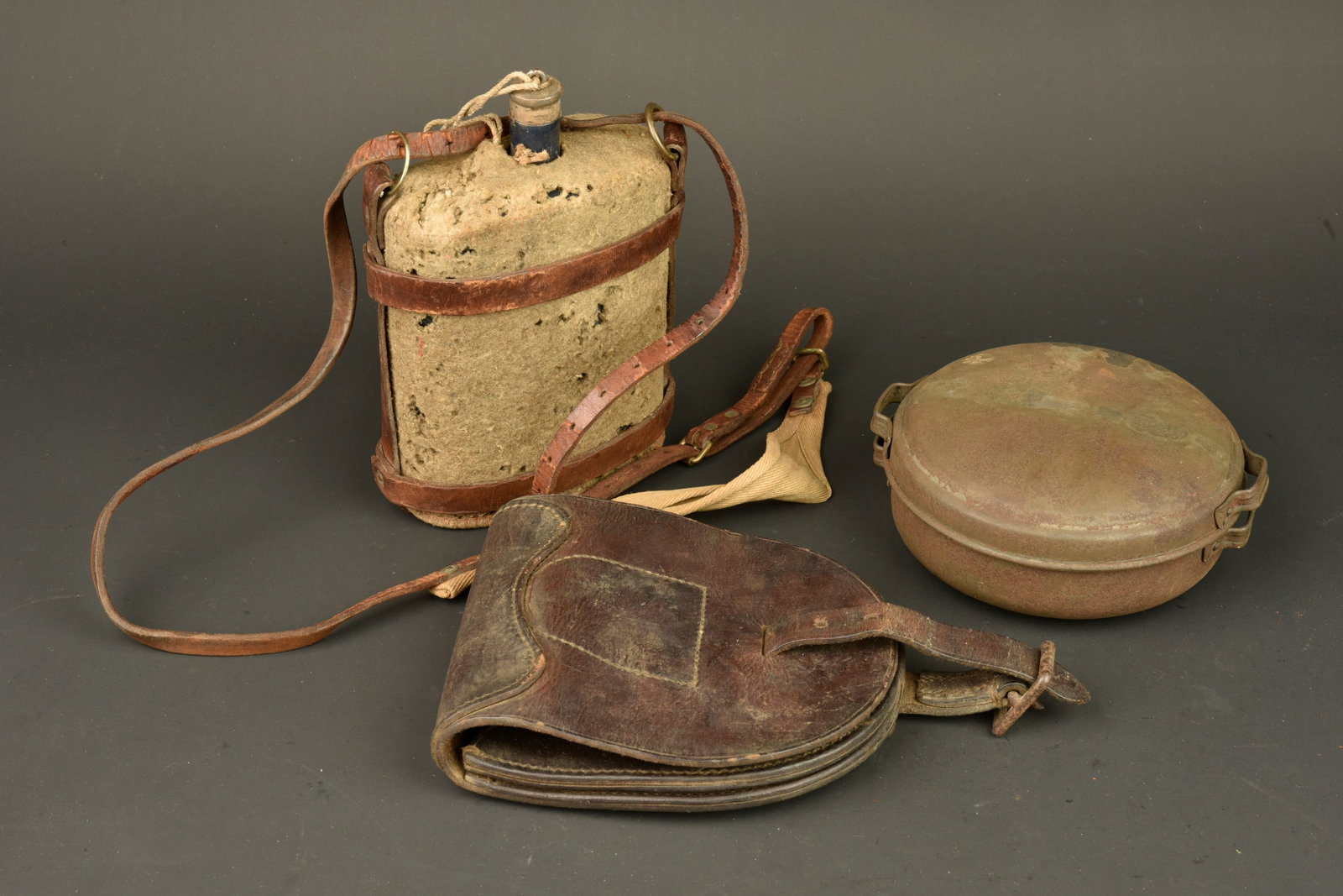 Equipements de cavalerie anglaise. British cavalry equipment: Equipements de cavalerie anglaise. Lot compose d un bidon de cavalerie, emaille bleu, feutrine mitee avec son harnais cuir avec un nom manuscrit et sa sangle toile, un des anneau a ete remplace, une p