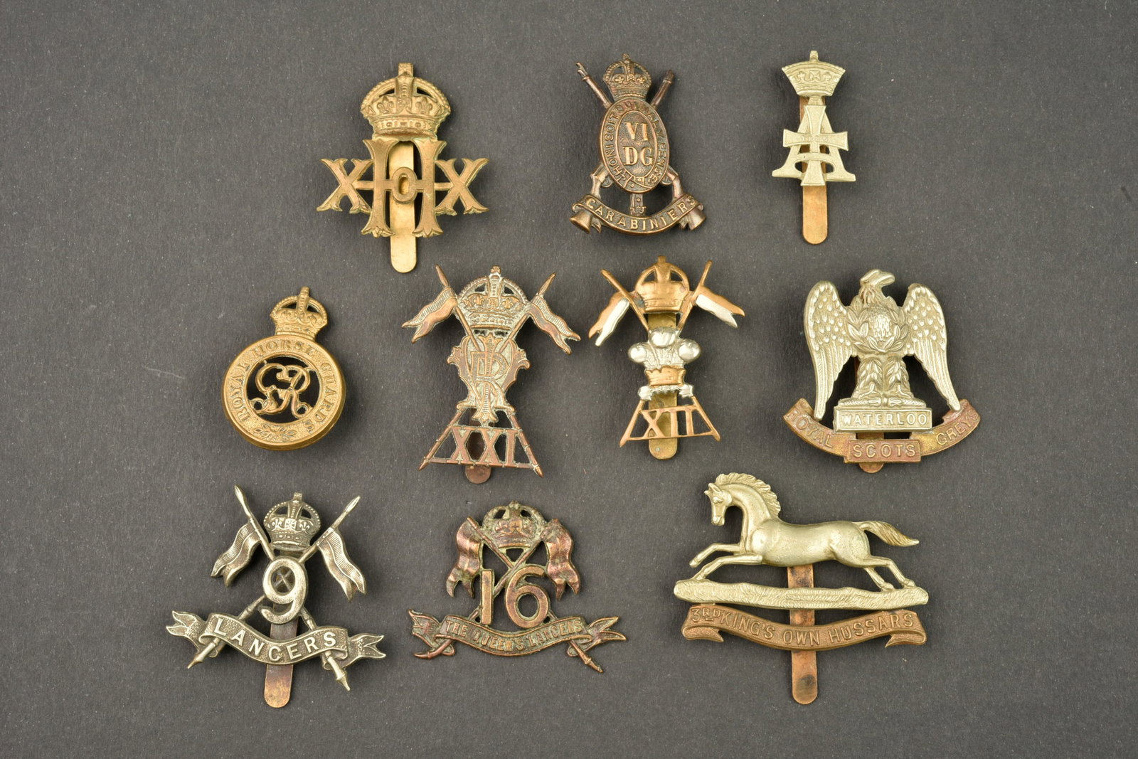 Lot de 10 cap badge de cavalerie anglaise. Lot of 10 British cavalry cap badges: Lot de 10 cap badge de cavalerie anglaise. 10 insignes de coiffure de cavaliers, dragons, lanciers, hussards…un seul n a pas d attache, les autres en bon etat. Usure d usage, patine. Lot of 10