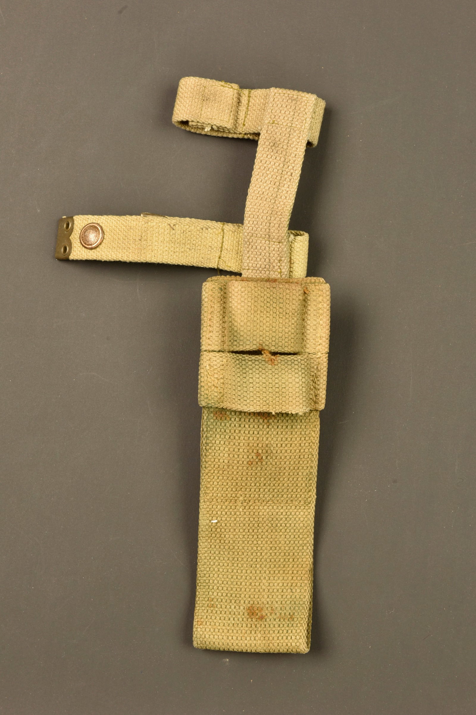 Porte baionnette anglais en web avec reproduction de porte manche. British webbing bayonet frog with (1 of 3)