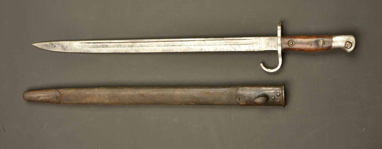 Baionnette anglaise 1907 a quillon. British Pattern 1907 bayonet with hooked quillon: Baionnette anglaise 1907 a quillon. Lame du fabricant Wilkinson datee 1908, avec plusieurs poincon d inspection, traces de corrosion. Croisiere a quillon. Plaquettes bois. Pommeau regimente 1CH pour 1