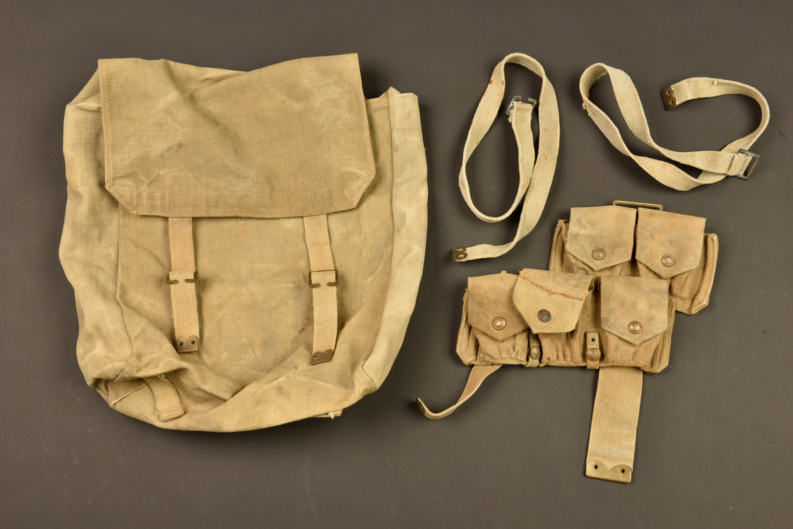 Cartouchiere anglaise Mills pattern 1908 et large pack. British Mills Pattern 1908 ammunition pouch: Cartouchiere anglaise Mills pattern 1908 et large pack. Cartouchiere droite, datee 1915 avec un matricule au dos. L un des rabat d une poche a ete repare. Un Large Pack date 1918, nominatif du soldat 