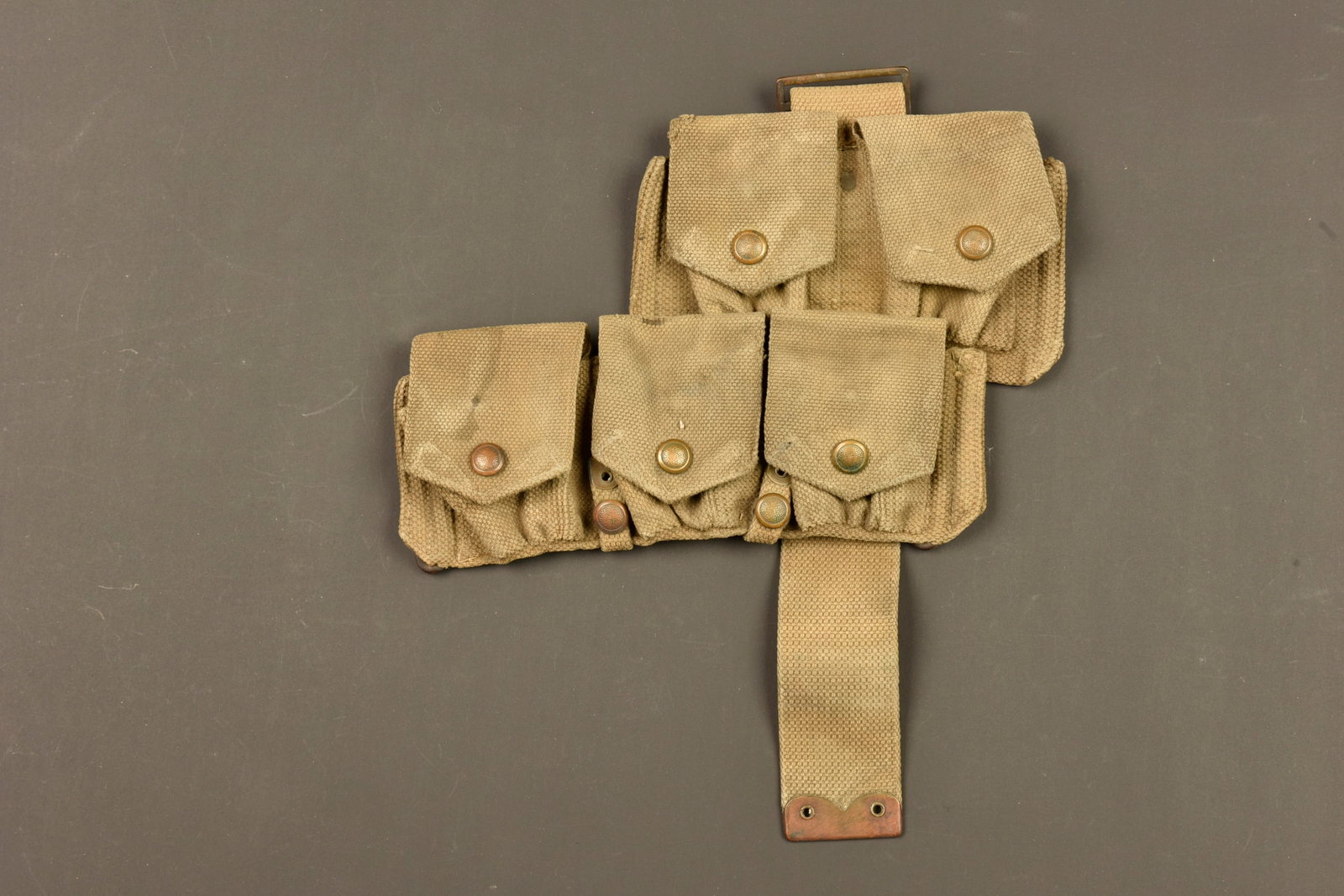 Cartouchiere anglaise en web 1908 cote droit. British Pattern 1908 webbing ammunition pouch right: Cartouchiere anglaise en web 1908 cote droit. Cartouchiere 5 poches en forte toile de coton file Web modele 1908. La sangle diagonale arriere a ete coupee et manquante. Les boutons pression sont fonct