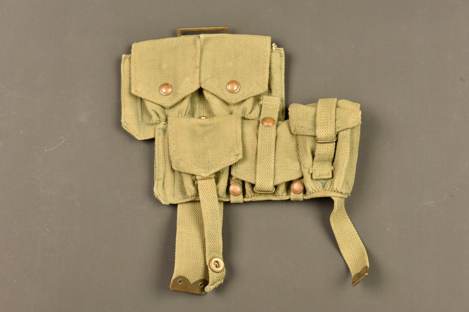 Cartouchiere anglaise en web 1908 cote gauche. British Pattern 1908 webbing ammunition pouch left: Cartouchiere anglaise en web 1908 cote gauche. Cartouchiere 5 poches en forte toile de coton file Web modele 1908, couleur vert. Modele MkII consistant au remplacement des pressions des poches du bas 