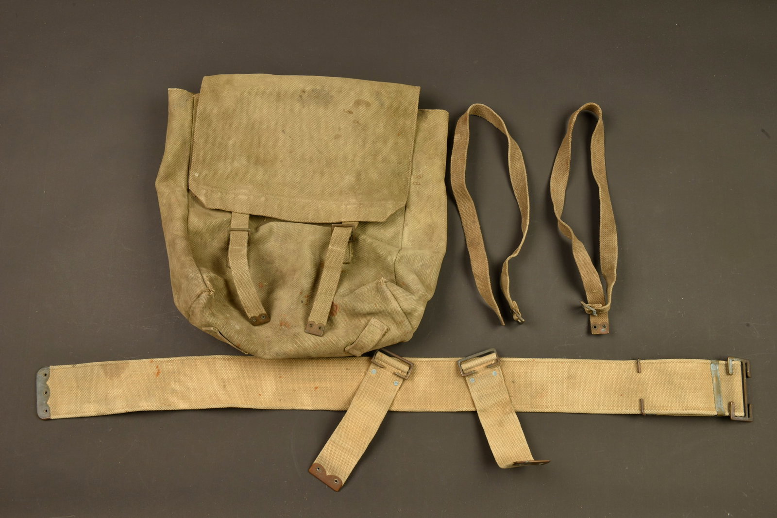 Equipement anglais en Web pattern 1908. British Web Pattern 1908 equipment: Equipement anglais en Web pattern 1908. Lot compose d un Large Pack date 1918, quelques taches et accrocs, un ceinturon taille M complet de ses sangles et boucles, date sauf erreur de lecture 1916 et 