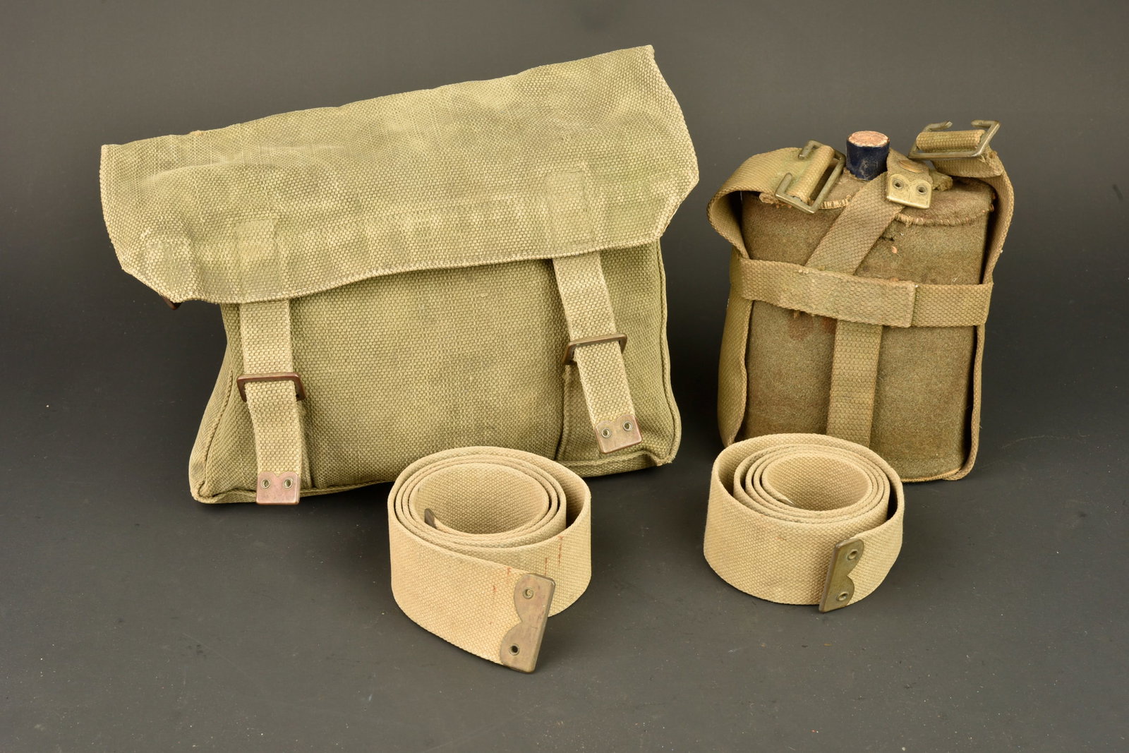 Equipement Web anglais bidon, musette et bretelles. British web equipment including canteen,: Equipement Web anglais bidon, musette et bretelles. Equipement en web 1908 un small pack date 1918 complet de ses sangles et boucles, 2 bretelles de suspension du brelage, toutes deux avec tampon a l 