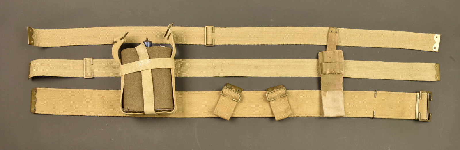 Equipement brelage anglais web pattern 1908. British Web Pattern 1908 load carrying equipment: Equipement brelage anglais web pattern 1908. Comprenant un ceinturon taille L date 1916 ou 1918, complet, une paire de bretelles homogenes, un porte baionnette avec sa sangle arriere, tache, et un