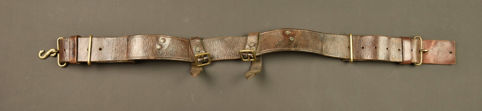 Ceinturon anglais en cuir pattern 1914 du Royal Welsh Fusilier. British Pattern 1914 leather belt of: Ceinturon anglais en cuir pattern 1914 du Royal Welsh Fusilier. Ceinturon cuir, avec toute sa bouclerie, les 2 sangles laterales ont ete coupees comme souvent, generalement pour un personnel non comba