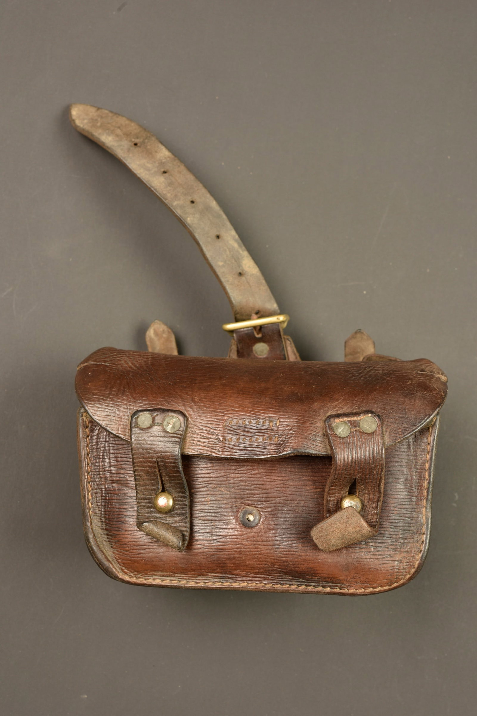 Cartouchiere anglaise en cuir pattern 1914. British Pattern 1914 leather ammunition pouch: Cartouchiere anglaise en cuir pattern 1914. Belle cartouchiere, modifiee de guerre par suppression de la patte de fermeture et remplacement par 2 nouvelles pattes pour eviter les ouvertures accidentel