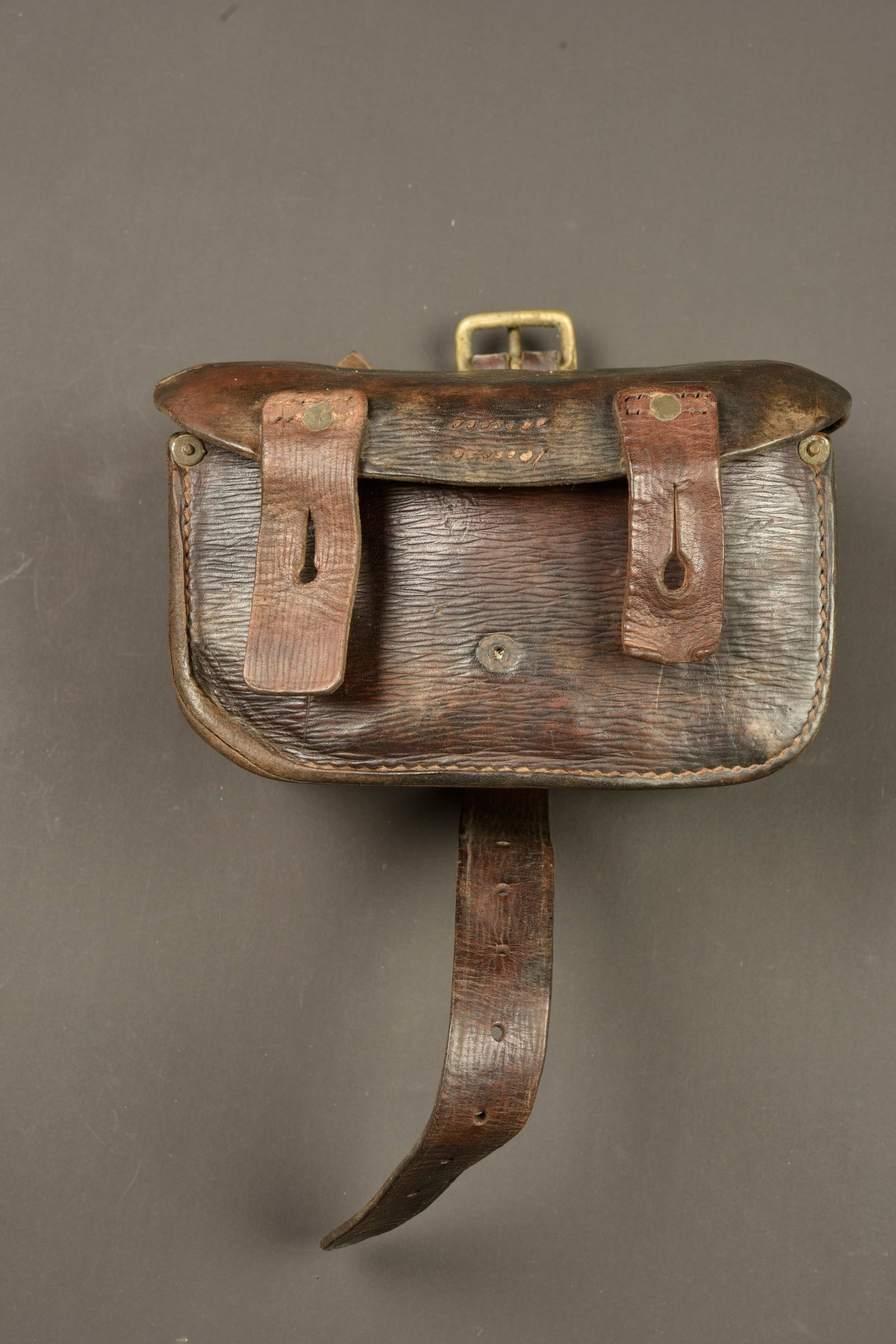Cartouchiere anglaise en cuir pattern 1914. British Pattern 1914 leather ammunition pouch: Cartouchiere anglaise en cuir pattern 1914. Belle cartouchiere, modifiee de guerre par suppression de la patte de fermeture et remplacement par 2 nouvelles pattes pour eviter les ouvertures accidentel
