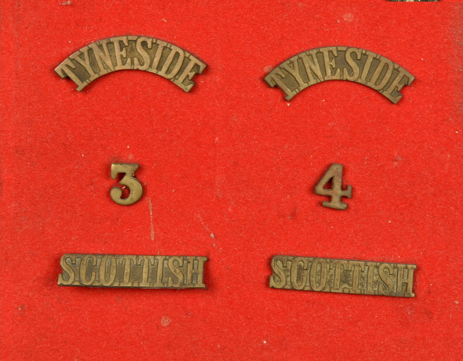 Ensemble d insignes des 3rd et 4th Tyneside Scottish. Badge grouping of the 3rd and 4th Tyneside (1 of 1)