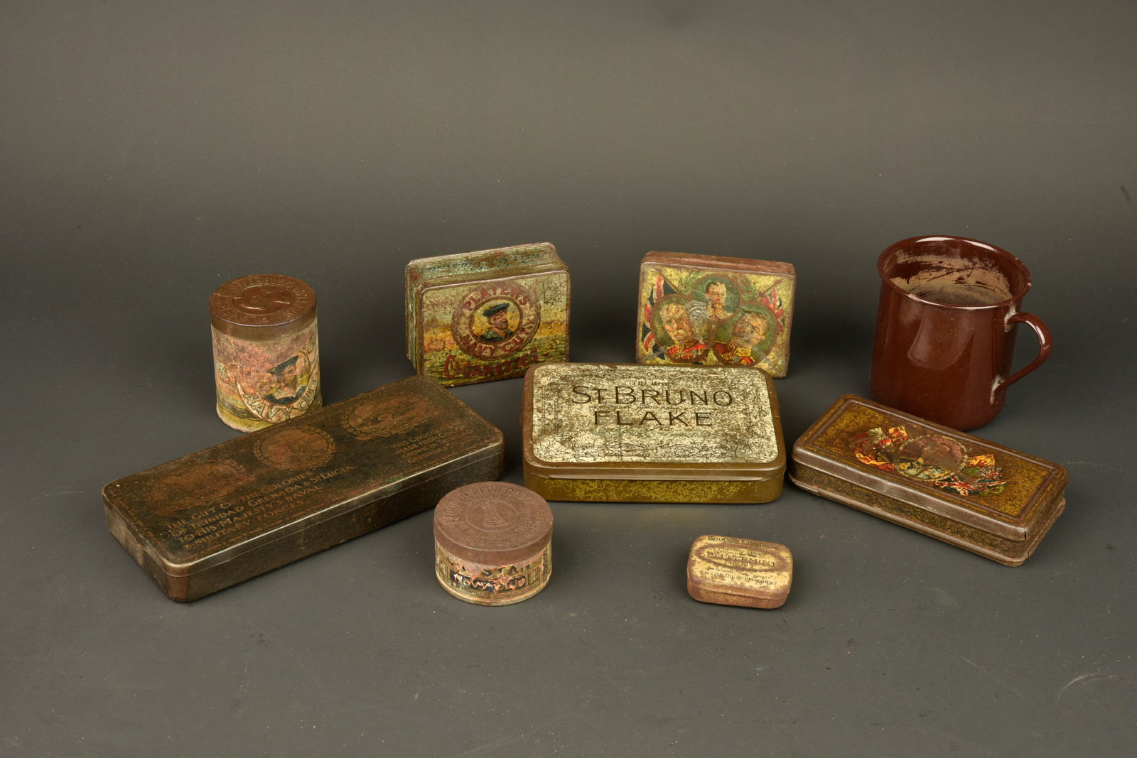 Lot de 8 boites anglaises et un quart. Lot of 8 British tins and one mug (1 of 3)