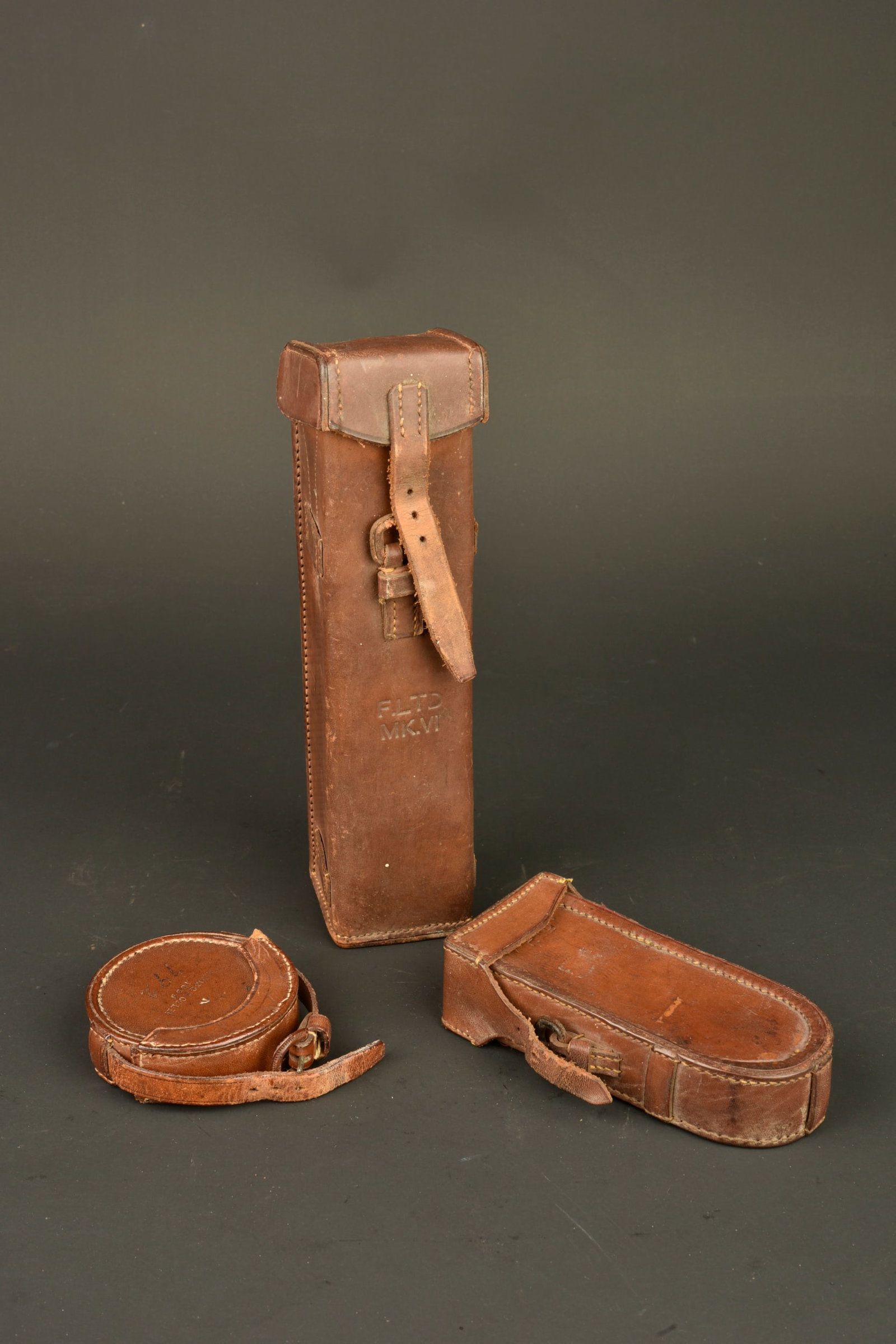 Ensemble de 3 clinometres anglais. Set of 3 British clinometers: Ensemble de 3 clinometres anglais. Un clinometre Short & Mason date 1900 dans son etui cuir date 1899, bel etat. Un clinometre De Lisle fabricant Palmer dans son etui cuir. Un clinometre seconde guerr