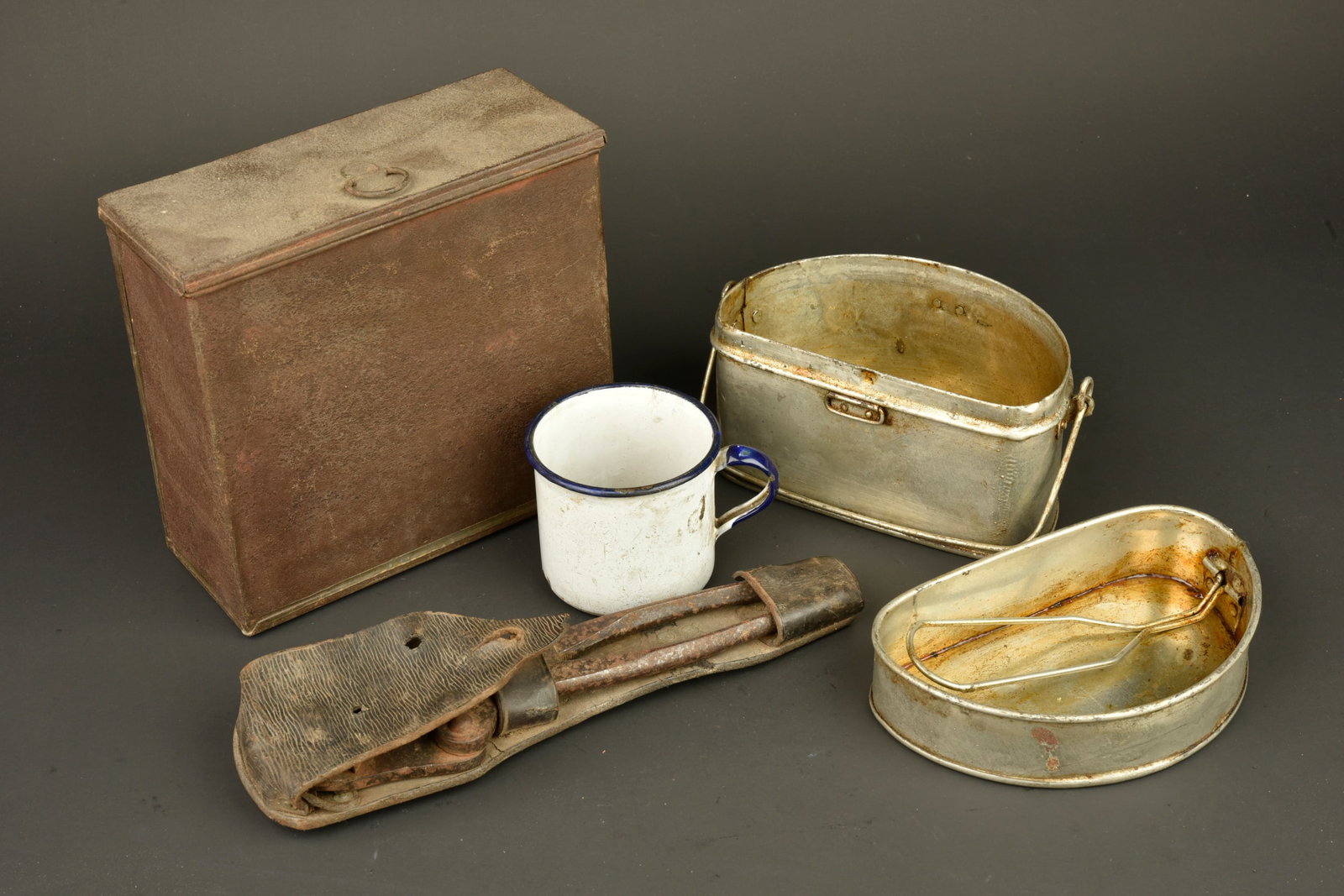Lot d equipement anglais gamelle, quart, pince et boite a vivres. Lot of British equipment including (1 of 5)