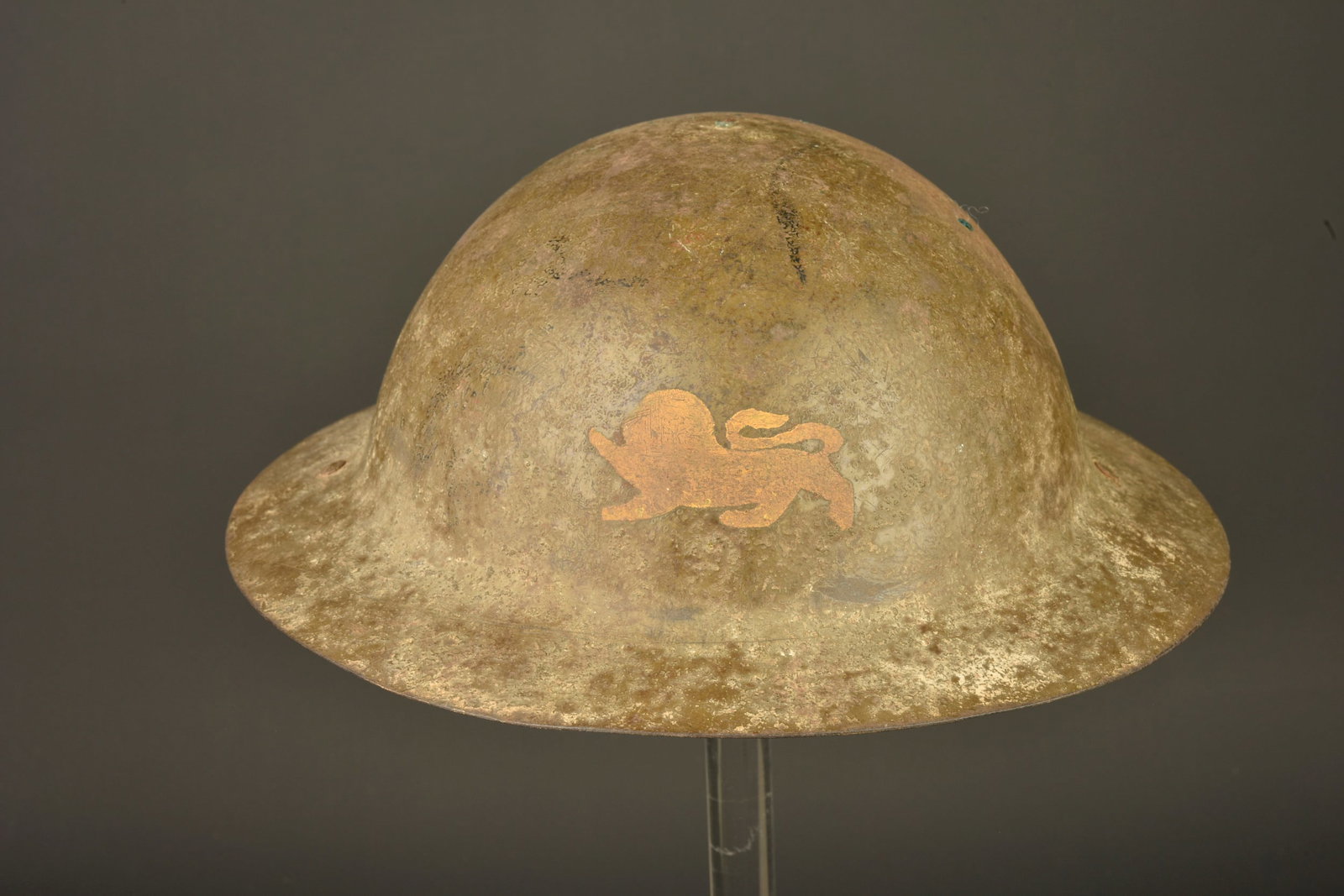 Casque anglais Brodie avec insigne du King s Own Royal Regiment de Lancaster. British Brodie helmet: Casque anglais Brodie avec insigne du King s Own Royal Regiment de Lancaster. Casque Brodie, sans jonc de renfort, reconditionne avec coiffe MkI et peinture anti-reflet. Marquage fabricant DF 30. Coif