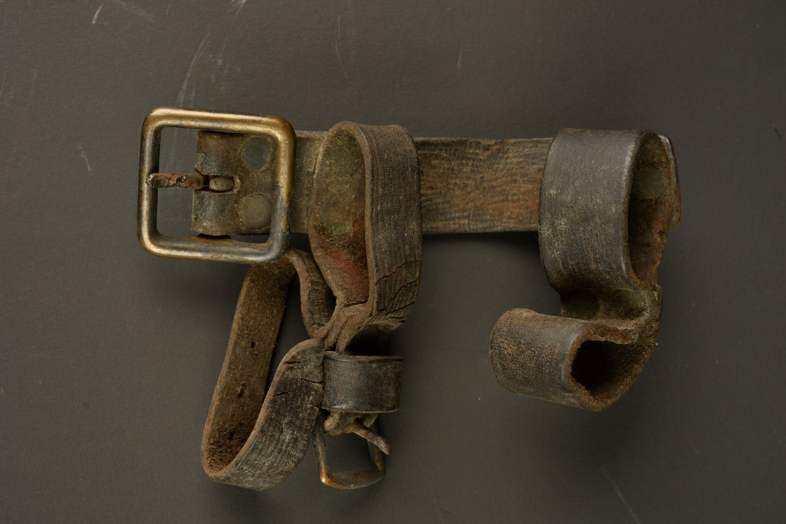 Porte manche d outil anglais en cuir pattern 1914. British Pattern 1914 leather helve carrier: Porte manche d outil anglais en cuir pattern 1914. Rare Helve Holder pattern 1914 en cuir gaufre, complet de ses sangles et boucles. Cuir encore souple, a nourrir, quelques fragilites. British Pattern