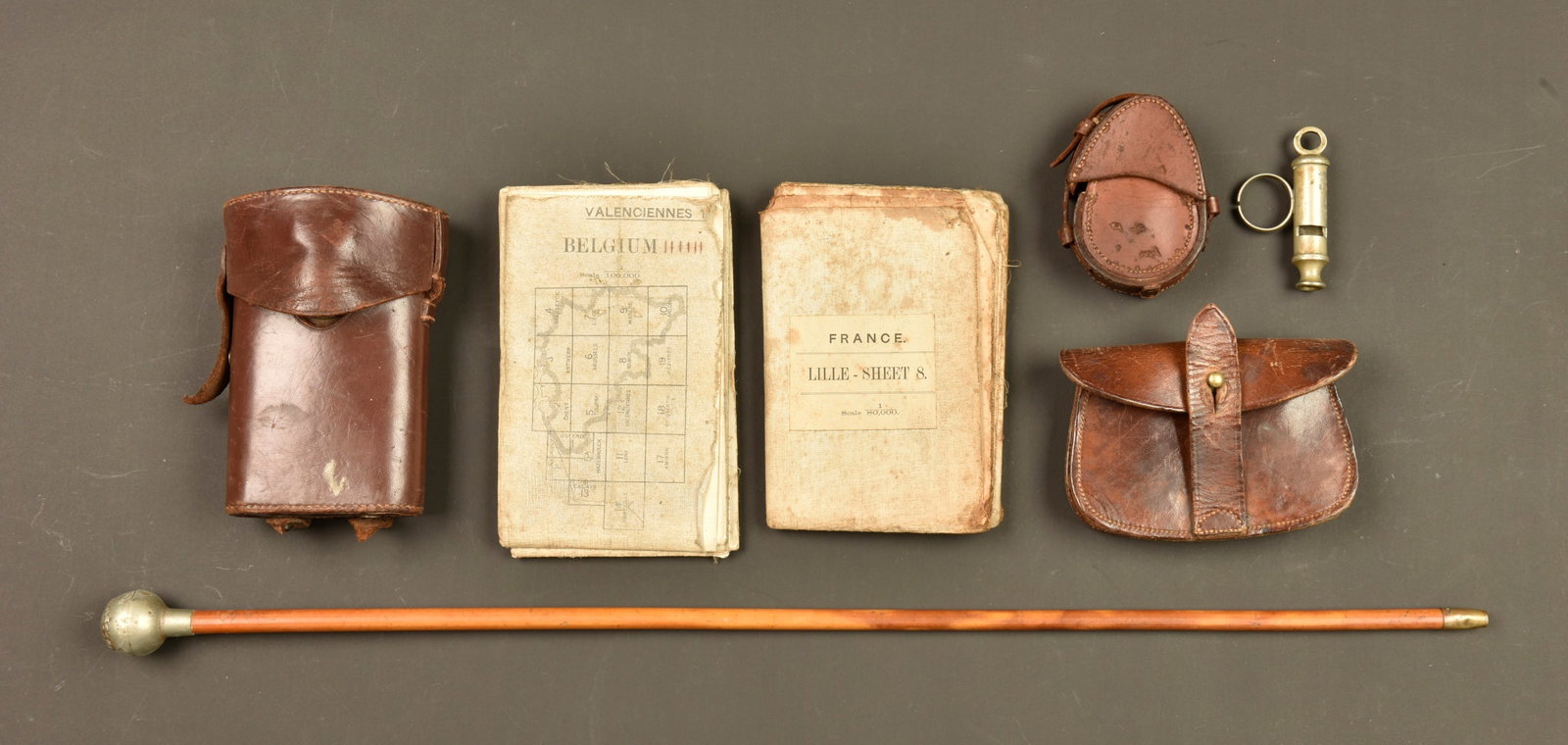 Equipements d officier anglais. British officer’s equipment: Equipements d officier anglais. Tres joli lot comprenant une cartouchiere en cuir fauve datee 1918, un etui pour boussole, vide, quelques lechures d insectes, une tres belle lampe Orilux dans son etui