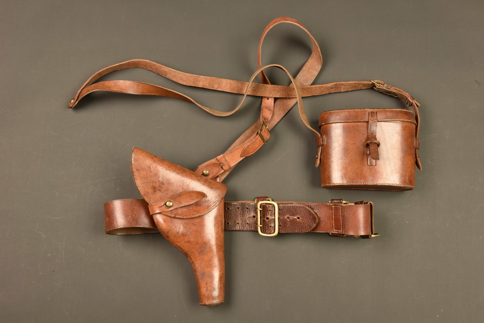 Equipements d officier anglais. British officer’s equipment: Equipements d officier anglais. Tres joli lot comprenant un ceinturon Sam Brown Belt complet de ses boucles et passants, un etui de Webley en cuir fauve, une paire de jumelles Numero 3 MkI fabricant A