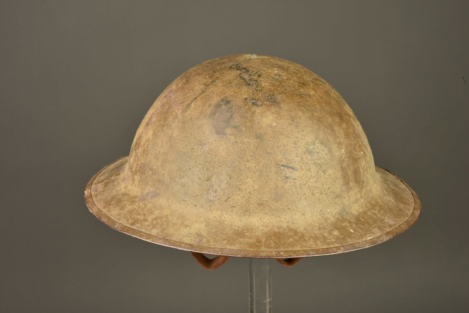 Casque anglais MkI nominatif. Named British MkI helmet: Casque anglais MkI nominatif. Coque avec fabricant DF numero de lot 80, avec sa peinture kaki texturee anti reflet. Jugulaire presente, coiffe en toile ciree noire, presence de l anneau amortisseur en